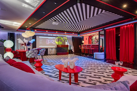 Дизайнерский лофт-зал с барной стойкой