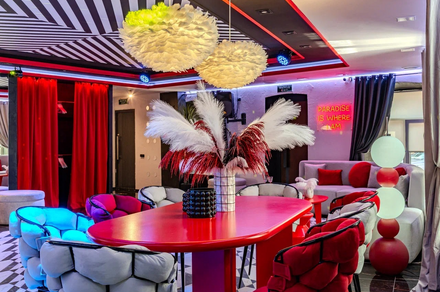 Дизайнерский лофт-зал с барной стойкой