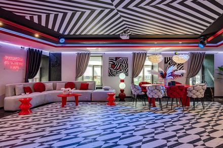 Дизайнерский лофт-зал с барной стойкой