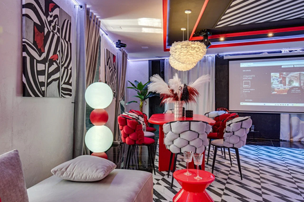 Дизайнерский лофт-зал с барной стойкой