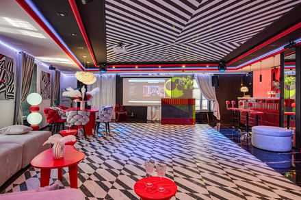 Дизайнерский лофт-зал с барной стойкой