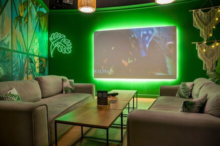 Яркий зал в зелёных тонах