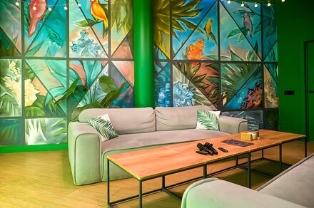 Яркий зал в зелёных тонах