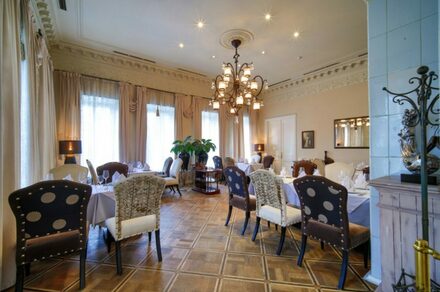 Гусятникоff. Зал в стиле эпохи просвещения