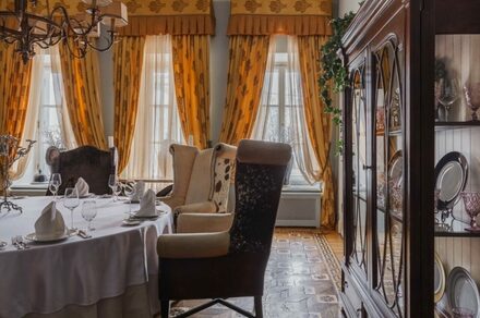 Гусятникоff. Банкетный зал с мозаичным паркетом 18 века