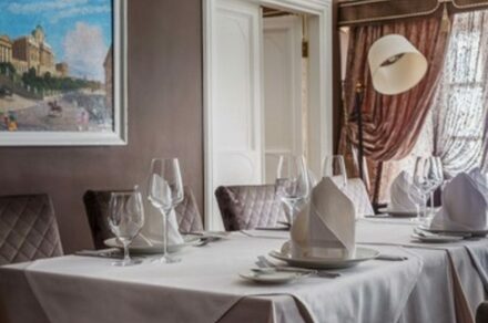 Гусятникоff(Гусятникофф). Банкетный зал в лаконичных тонах