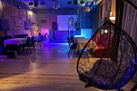 Status Loft. Лофт со сценой и караоке. Типичный Питер