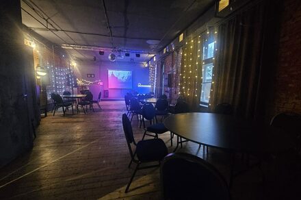 Status Loft. Лофт со сценой и караоке. Типичный Питер