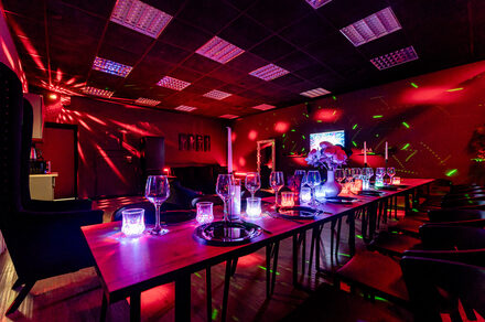 Стильный черный лофт с Алисой