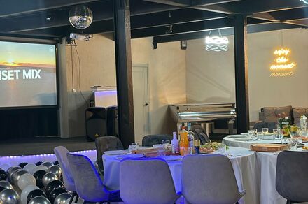 Maybe Loft. Зал Moment