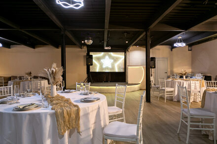 Moment. Просторный светлый зал со светомузыкой и караоке