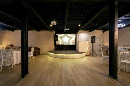 Moment. Просторный светлый зал со светомузыкой и караоке