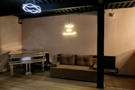 Moment. Просторный светлый зал со светомузыкой и караоке