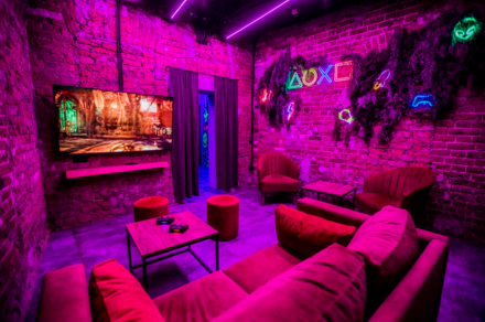 Дизайнерский лофт с неоном