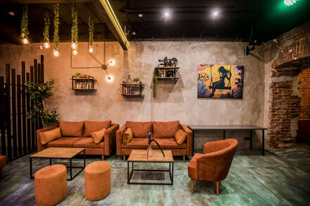 Дизайнерский лофт с неоном