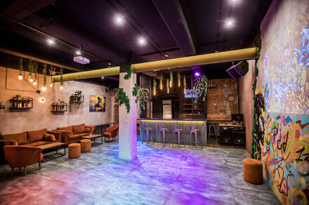 Дизайнерский лофт с неоном