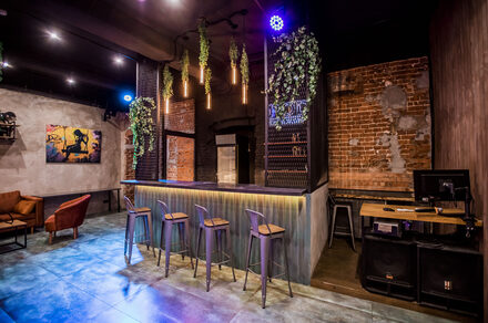 Дизайнерский лофт с неоном