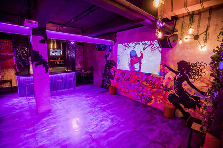 Дизайнерский лофт с неоном