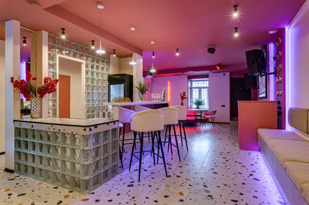 Лофт МОЙ ПЕРВЫЙ. Стильный зал с неоном