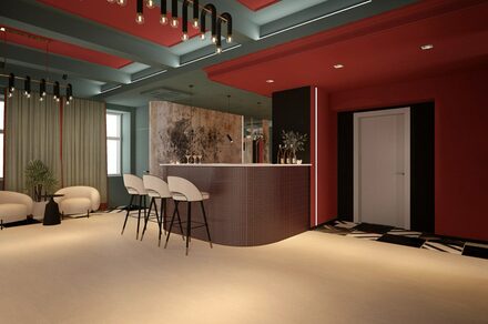 Стильное пространство Астрид. Просторное помещение с барной стойкой и тремя высокими стульями. Потолок декорирован светильниками в черных рамках. На полу ковровое покрытие светлого оттенка и черные плитки у стойки. Справа дверь, стены красные. Напротив окна в мягких шторах.