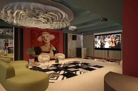 Стильное пространство Астрид. Просторное помещение в современном стиле с диваном оливкового цвета, двумя белыми креслами, круглым столиком, черно-белым узорным полом. Настенная картина с женским портретом, большой экран с изображением. Потолок с декоративной панелью и светильниками.