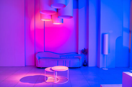 Роскошный панорамный лофт . Стол с накрытой посудой. Декоративная подставка с книгами. Диско-шары на полу