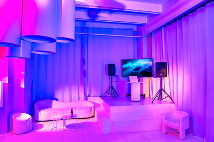 Роскошный панорамный лофт . Накрытый скатертью стол, стулья. Составленная из шаров фраза "Happy Birthday" на стене