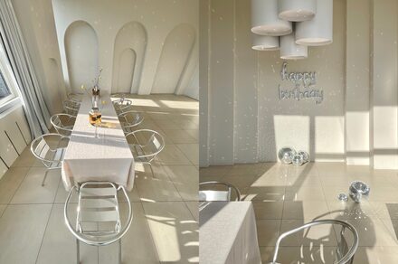 Роскошный панорамный лофт . Панорамные окна, залитые солнечным светом. Стол со стульями. Кровать. Диван с журнальным столиком