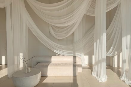 Роскошный панорамный лофт . Диванчик с небольшим столиком. Декоративные элементы интерьера