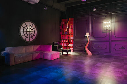 Стильный панорамный лофт на Петроградке. Диско-шар. Играющий свет. Подсвеченные буквы HAPPY. Профессиональная лампа. Декоративный стул