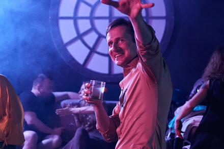 Стильный панорамный лофт на Петроградке. Приглушённый свет. Диван. Книжная полка. Абстрактная лампа