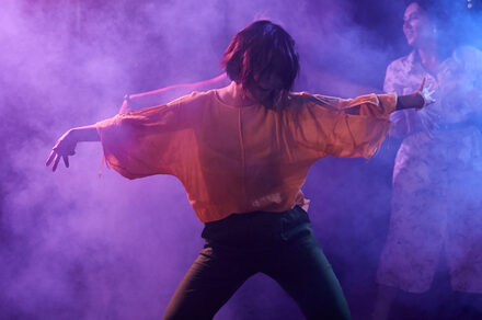 Стильный панорамный лофт на Петроградке. Диван. Кондиционер. Книжная полка. Лампа. Подвесной светильник