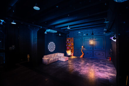 Стильный панорамный лофт на Петроградке. Танцующая девушка в дыму