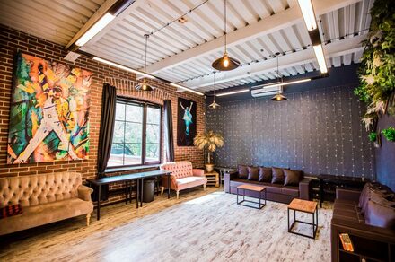 Лофт Комод. Уютный лофт со сценой, караоке и барбекю