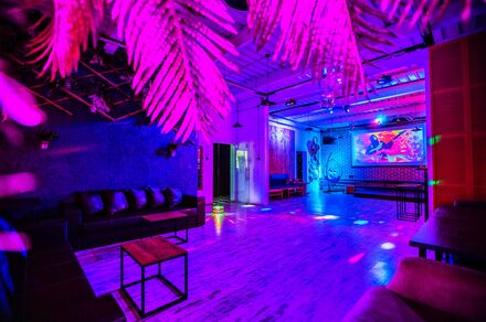 Лофт Комод. Уютный лофт со сценой, караоке и барбекю