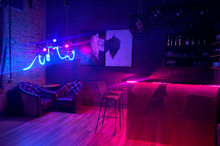 Контраст Loft. Приглушённый тёплый свет. Диваны. Стол. Кресла. Лестница на второй этаж 