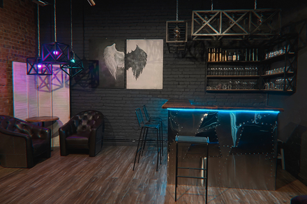 Контраст Loft. Летят конфетти. Девушка замахивается рукой, играя в игру