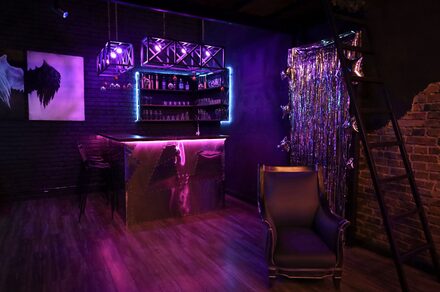 Контраст Loft. Барная стойка с барными стульями. Кресла. Картина на стене. Декоративные свисающие лампы