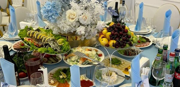 Просторный банкетный зал в классическом стиле