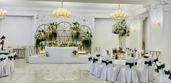 Просторный банкетный зал в классическом стиле