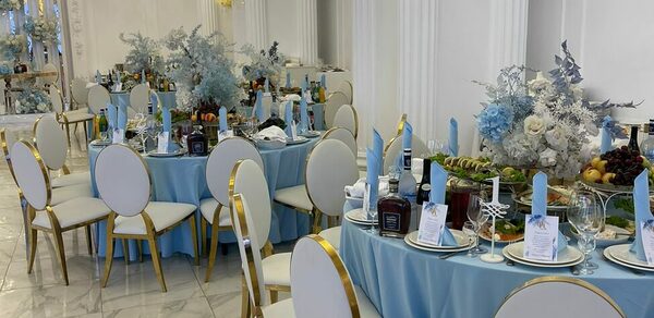 Просторный банкетный зал в классическом стиле