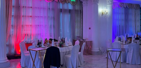 Просторный банкетный зал в классическом стиле