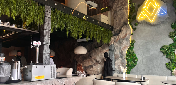 Просторный двухуровневый зал для мероприятий