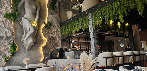 Просторный двухуровневый зал для мероприятий