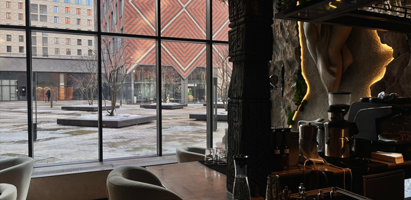 Просторный двухуровневый зал для мероприятий