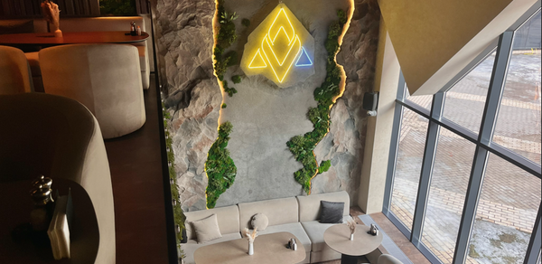 Просторный двухуровневый зал для мероприятий