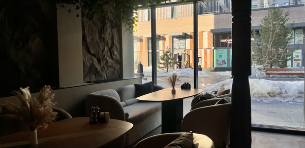 Просторный двухуровневый зал для мероприятий