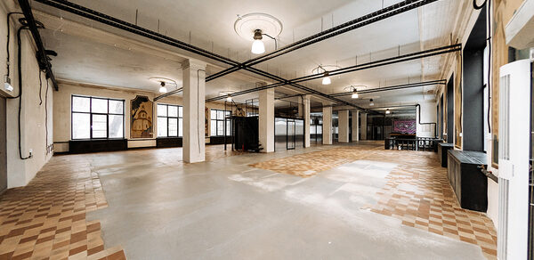 Пространство с колоннами и высокими потолками