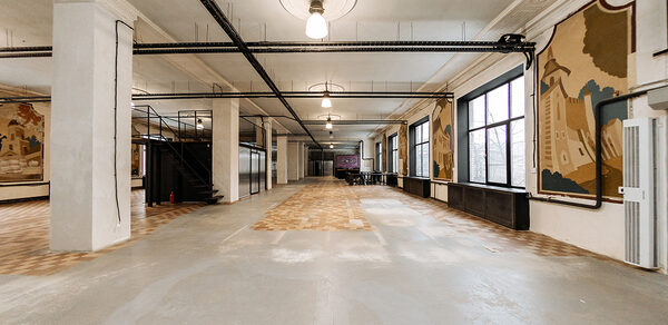 Пространство с колоннами и высокими потолками