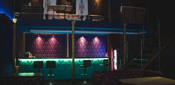 Двухуровневый лофт с кожаными диванами